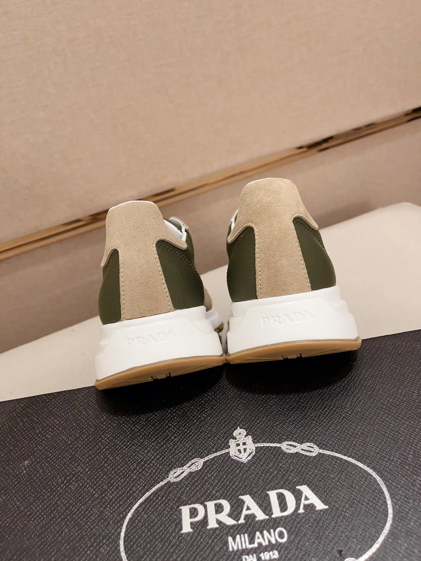 Men's shoes💰 540💰 ✔️✔️✔️Higher version High-quality new PRADA (Prada) counters are launched simultaneously. The new men's shoes and 😘fabric are made of selected first-layer cowhide ➕ breathable fabric technology. Lining: Full cowhide lining. 👍🏿 High-end ☄️ air-cushion molded anti-slip rubber outsole, exquisite lines, simple and elegant, comfortable and high-end for leisure travel. Code number: 38 to 44 (45 can be customized)